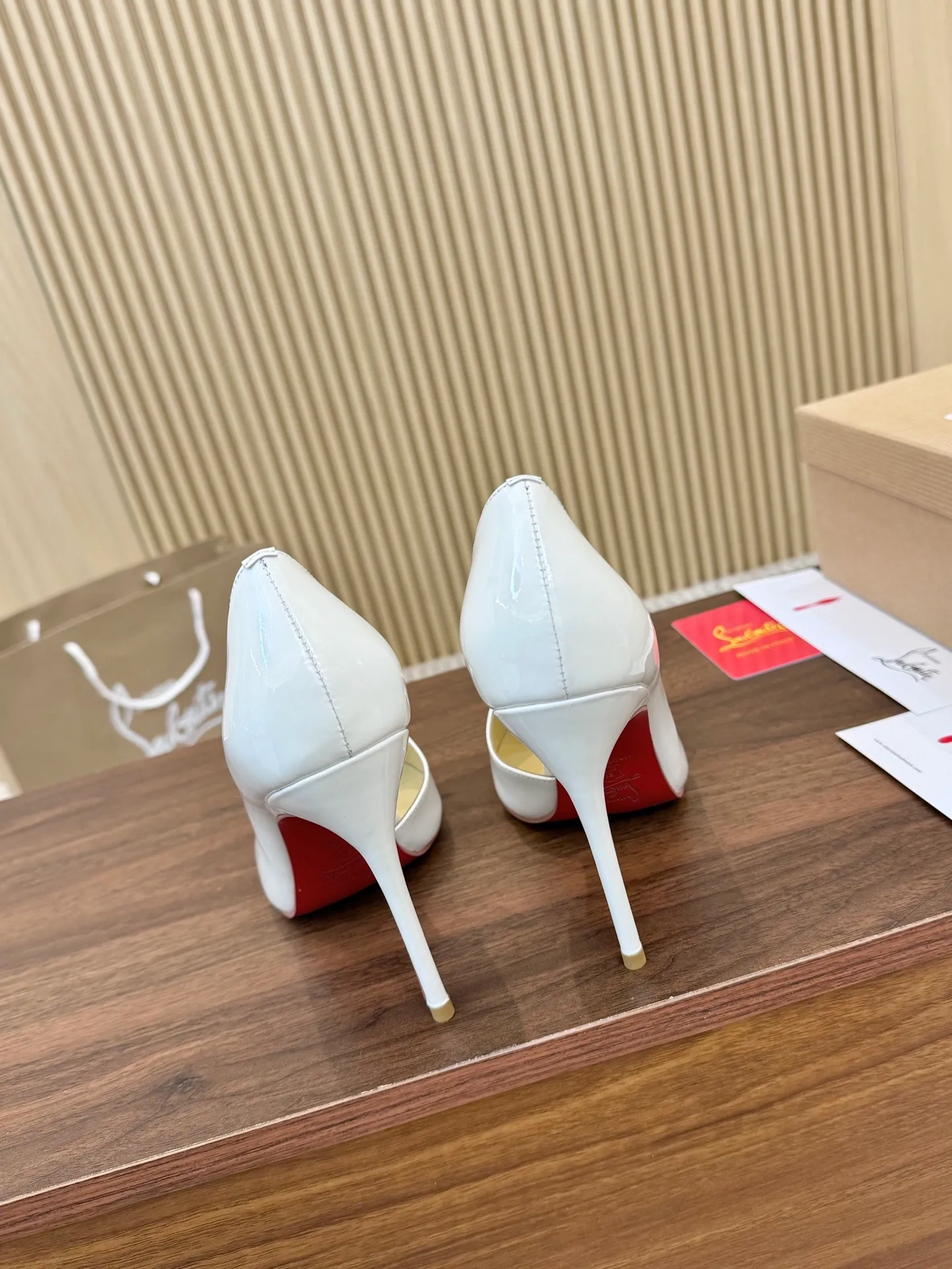 💕💕Factory direct selling price p440💕💕 Genuine leather sole +40 shipped all year round💝Christian Louboutin CL👠 "Imported cow patent leather💎Side hollow series" noble and luxurious, real blingbling👟👟 real materials, all customized by the pattern maker, and the materials are made of original customized materials to achieve the taste of the original 5 color options💍 Upper: Imported 👉cow patent leather💪 Lining: Sheepskin foot pad/lining Size: 34-40.41.42 Heel height: two options: 10.5cm and 8.5cm